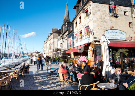 Leute sitzen im Gastgarten am Quai Saint-Etienne von Hafen von Honfleur, Normandie, Frankreich Stockfoto