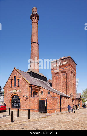 Das Pumphouse, einem viktorianischen Pumpenhaus auf Hartleys Kai im Bereich Albert Dock, Liverpool Waterfront, jetzt eine Kneipe/Restaurant. Stockfoto