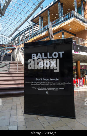 Der übergroße Bristol Wahlurne in Cabot Circus Shopping-Mall. Stockfoto