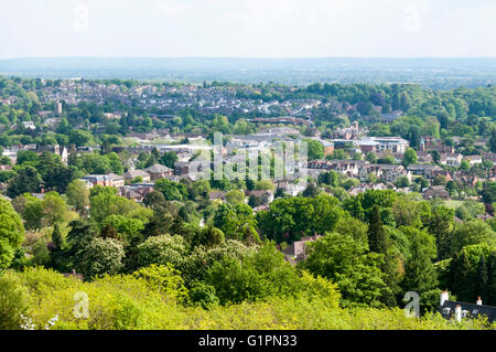 Die Surrey Stadt von Reigate gesehen aus dem North Downs Grüngürtel Land im Süden von London. Stockfoto