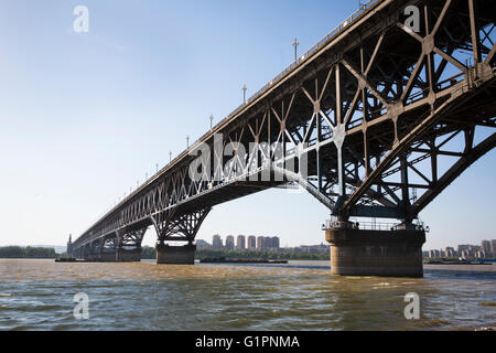 Sehen Sie sich auf dem chinesischen Jangtse mit der Yangtze River Bridge und Schiffe, die Transport von Kohle in Nanjing / China Stockfoto