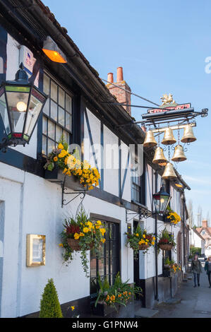 16. Jahrhundert "Die sechs Glocken" Kneipe, High Street, Thame, Oxfordshire, England, Vereinigtes Königreich Stockfoto