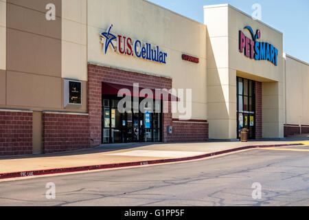 Das äußere des ein US Cellular speichern neben Pet Smart in einem Einkaufszentrum an der Memorial Road in Oklahoma City, Oklahoma, USA. Stockfoto