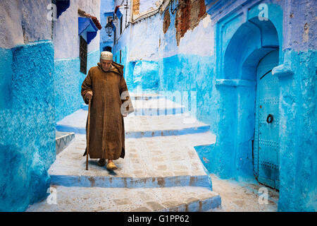 Chefchaouen, Marokko - 10. April 2016: Ein Alter Mann zu Fuß in einer Straße von der Stadt Chefchaouen in Marokko. Stockfoto