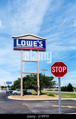 Ein Pol Zeichen Werbung Lowe Hauptverbesserung Lager in Oklahoma City, Oklahoma, USA. Stockfoto