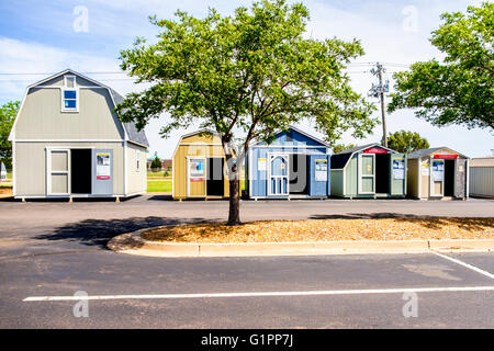 Tragbarer Speicher Schuppen zum Verkauf auf dem Parkplatz eines Gebäudes und-Versorgungsmaterial-Speicher in Oklahoma City, Oklahoma, USA. Stockfoto