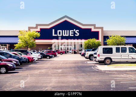 Der äußere Storefront ein Lowe und-Versorgungsmaterial-Speicher in Oklahoma City, Oklahoma, USA. Stockfoto