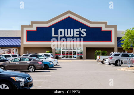 Der äußere Storefront ein Lowe und-Versorgungsmaterial-Speicher in Oklahoma City, Oklahoma, USA. Stockfoto