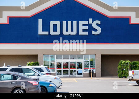 Der äußere Storefront ein Lowe und-Versorgungsmaterial-Speicher in Oklahoma City, Oklahoma, USA. Stockfoto