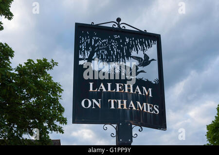 Laleham auf Themse Dorf unterzeichnen, Shepperton Road, Laleham, Surrey, England, Vereinigtes Königreich Stockfoto