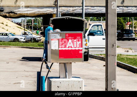 Eine Münz-Luftpumpe Luft Reifen vor einer Tankstelle in Oklahoma City, Oklahoma, USA. Stockfoto