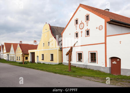 Fassaden der Häuser im historischen Dorf Holasovice Stockfoto