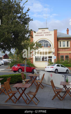 Outdoor-Tische im Herr Benedikt Cafe, Dean St, Albury, New South Wales, Australien. Keine PR Stockfoto