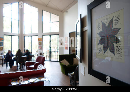 Helle und luftige Innenraum des Mezzanine Galerie & Cafe, mit Kunstausstellung von Guundie Kuchling, Darlington, Perth Hills, WA Stockfoto