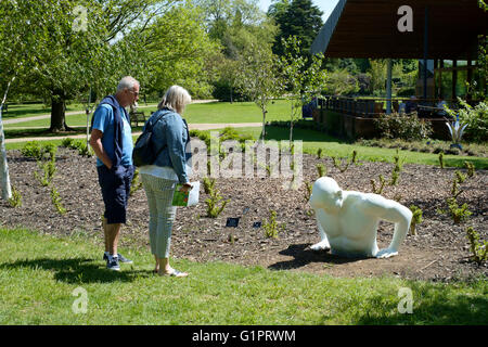 Besucher betrachten eine Skulptur in Sir Harold hügeliger Gärten in Romsey England uk Stockfoto