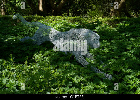 große Katze Skulptur in Sir Harold hügeliger Gärten in Romsey England uk Stockfoto