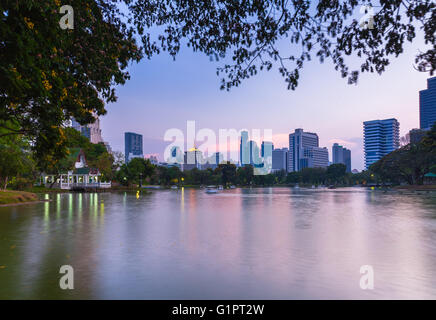 Blick auf den Sonnenuntergang über Bangkok Skyline in öffentlichen Lumpinipark, Bangkok, Thailand Stockfoto