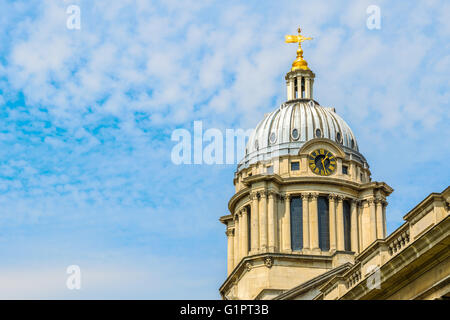 Uhrturm vor blauem Himmel mit Altocumulus-Wolken im Old Royal Naval College, University of Greenwich, London Stockfoto