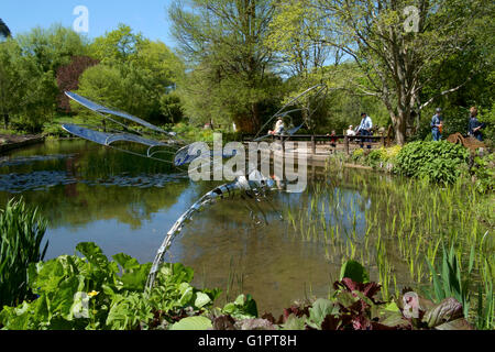 Libelle-Skulptur mit Blick auf einen Teich in Sir Harold hügeliger Gärten in Romsey England uk Stockfoto