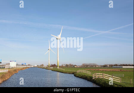 Zwei Windmühlen in einer holländischen Landschaft Stockfoto