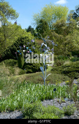 Skulpturen in Sir Harold hügeliger Gärten in Romsey England uk Stockfoto