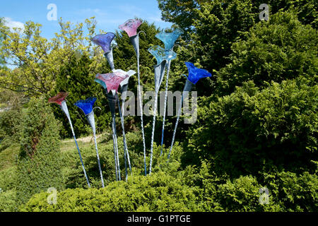 künstliche Blumenskulpturen in Sir Harold hügeliger Gärten in Romsey England uk Stockfoto