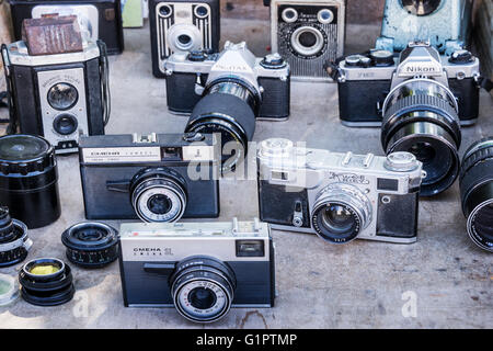 HABANA, CUBA - APRIL 18: Sammlung von Oldtimer-Kameras auf einem Flohmarkt am 18. April 2016 in Alt-Havanna Stockfoto
