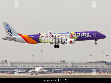 Flybe, Embraer 190-195 Bilder aus dem Monat am Flughafen Malpensa, Mailand, Italien Stockfoto