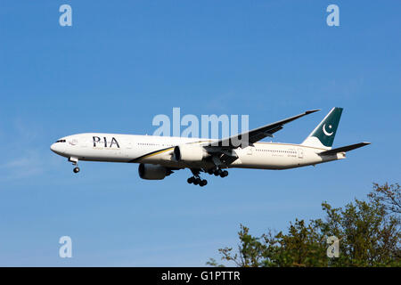 AP-BHW Pakistan International Airlines Boeing 777 fotografiert am Flughafen Malpensa, Mailand, Italien Stockfoto