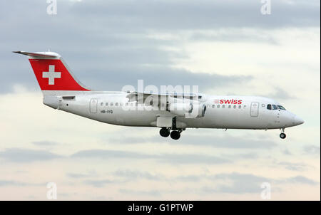 Swiss International Air Lines, British Aerospace Avro 146-RJ100. Fotografiert am Flughafen Malpensa, Mailand, Italien Stockfoto