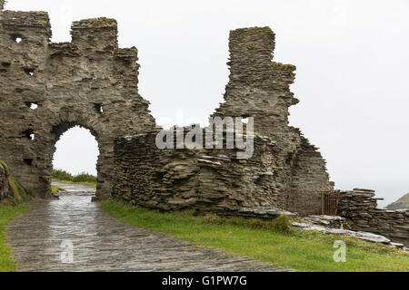 Insel-Hof und Rittersaal, Tintagel Castle, Cornwall, UK. Stockfoto