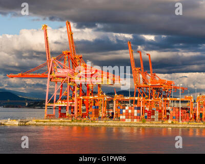 Abends Blick auf Container-Terminals auf Vancouver Südufer in Coal Harbour, Vancouver, BC, Kanada Stockfoto