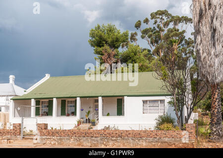 UNIONDALE, Südafrika - 5. März 2016: ein Gewitter über ein typisches Haus in Uniondale, eine Stadt in der Provinz Western Cape. Stockfoto