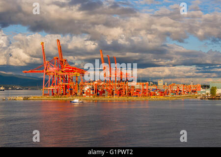 Abends Blick auf Container-Terminals auf Vancouver Südufer in Coal Harbour, Vancouver, BC, Kanada Stockfoto