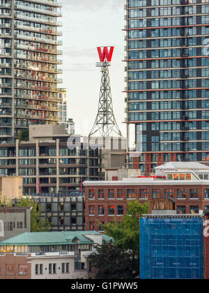 Drehende 'W'-Schild an Woodwards Altbau in der Innenstadt von Vancouver. Gebäude wurde im Jahr 2006 abgerissen Zeichen bleibt jedoch erhalten. Stockfoto