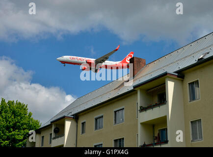 Fluglaerm, Flugzeug, Wohnhaus, Kurt-Schumacher-Damm, Tegel, Berlin, Deutschland / Fluglärm Stockfoto