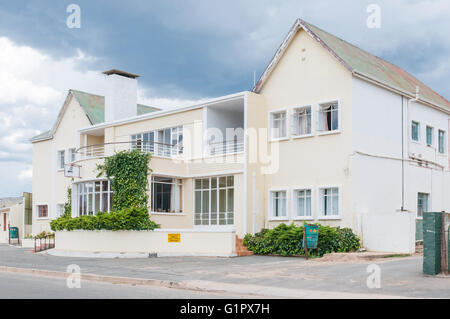 UNIONDALE, Südafrika - 5. März 2016: ein Gewitter über ein Gebäude in Uniondale. Das Gebäude war früher ein restaurant Stockfoto