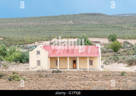 UNIONDALE, Südafrika - 5. März 2016: ein Alter Bauernhof Haus und Vieh Gehäuse neben der Straße Stockfoto