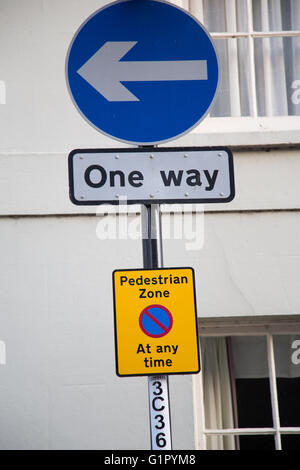 Eine Hinfahrt Schild mit Fußgängerzone und unbegrenzt Parken Stockfoto