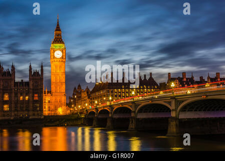 Atemberaubende Lichter rund um Big Ben und Westminster Bridge in der Dämmerung, London, UK. Stockfoto