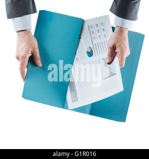 Geschäftsmann Händchenhalten einen Finanzbericht in einem Ordner schließen oben, Ansicht von oben Stockfoto
