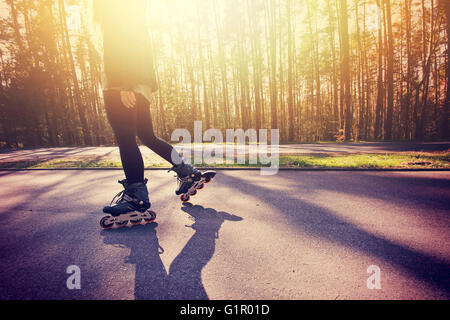 Teenager-Mädchen auf Rollschuhen im Sommer. Inline-Skates sport Konzeptbild. Stockfoto
