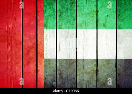 Vereinigte Arabische Emirate hölzerne Grunge Flagge. Vereinigte Arabische Emirate-Flagge auf die alten Holzbohlen gemalt. Vintage Retro-Bild aus Stockfoto
