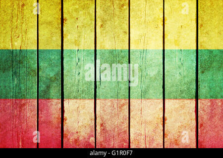 Litauen-hölzerne Grunge-Flagge. Litauen Flagge auf die alten Holzbohlen gemalt. Vintage Retro-Bild aus meiner Sammlung von Fahnen Stockfoto