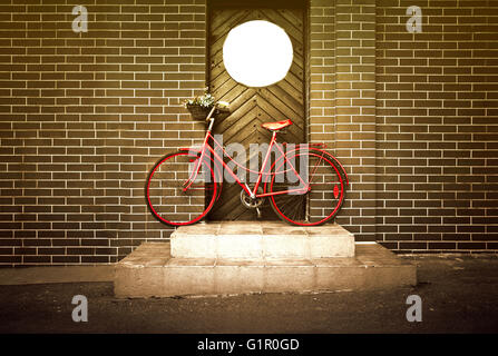 Vintage retro altes rotes Fahrrad auf der Straße. Fahrrad und Transport. Stockfoto