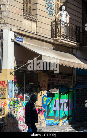 Graffiti an der Ermou Street im Stadtteil Monastiraki in Athen, Griechenland Stockfoto