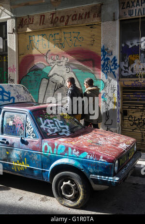 Graffiti bedeckt Auto im Psyrri Viertel von Athen, Griechenland Stockfoto