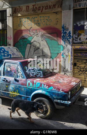 Graffiti bedeckt Auto im Psyrri Viertel von Athen, Griechenland Stockfoto