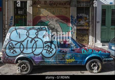 Graffiti bedeckt Auto im Psyrri Viertel von Athen, Griechenland Stockfoto