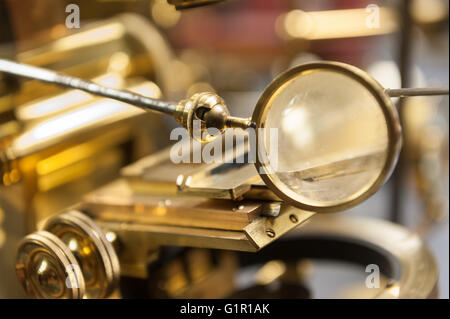 große konvexe Linse Lupe alt Glas Verunreinigungen und verzerren das sehende Auge der wissenschaftlichen Forschung Stockfoto